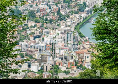 Luftaufnahme von Lugano, Schweiz, von der Seilbahn, die zum Gipfel des Monte San Salvatore führt Stockfoto