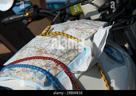 Motorrad-BMW und Karte; Sardinien, Italien, Europa Stockfoto