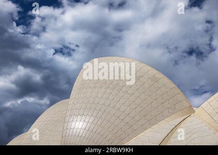 Sydney, Australien - 8. Februar 2023: Dachdetails des Sydney Opera House, Sydney, Australien. Dieses ikonische und einzigartige Gebäude wurde 1973 eröffnet. Stockfoto