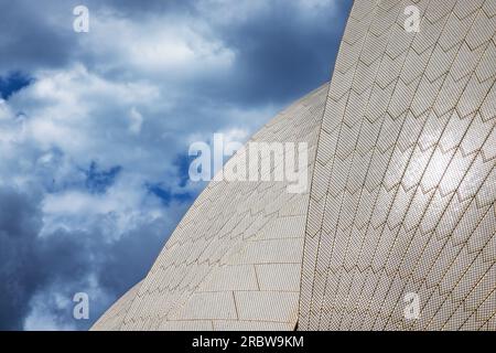 Sydney, Australien - 8. Februar 2023: Dachdetails des Sydney Opera House, Sydney, Australien. Dieses ikonische und einzigartige Gebäude wurde 1973 eröffnet. Stockfoto