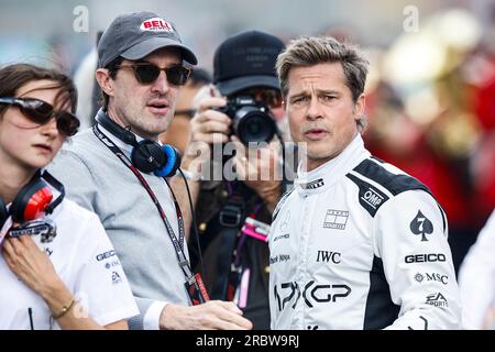 Silverstone, Royaume Uni. 09. Juli 2023. KOSINSKI Josef (USA), Filmregisseur des Films F1 von Apple Studios/Bruckheimer Films, Portrait PITT Brad (USA), Schauspieler, der Sonny Hayes spielte, Fahrer des fiktiven Apex APXGP-Teams im Film F1 von Apple Studios/Bruckheimer Films, Porträt während des Formel 1 Aramco British Grand Prix 2023, 10. Runde der Formel-1-Weltmeisterschaft 2023 vom 7. Bis 9. Juli 2023 auf dem Silverstone Circuit in Silverstone, Großbritannien – Foto Xavi Bonilla/DPPI Credit: DPPI Media/Alamy Live News Stockfoto