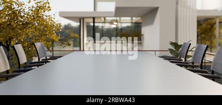 Nahaufnahme eines modernen Konferenztisches auf einer Außenterrasse. 3D-Rendering, 3D-Abbildung Stockfoto
