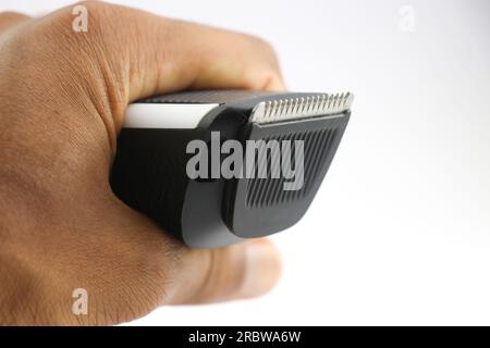 Nahaufnahme der Klingen einer Haarschneidemaschine mit Trimmmaschine in der Hand Stockfoto