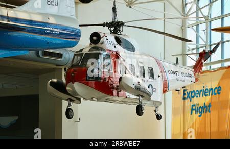 1966 Sikorsky (S-62A) HH-52A Seaguard Helikopter hängt von der Decke in der Great Gallery das Flugmuseum Seattle Washington State USA Stockfoto