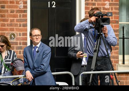 Chris Mason (BBC News Political Editor) in der Downing Street, während US-Präsident Joe Biden den den britischen Premierminister Rishi Sunak am 10. Juli 10. besucht Stockfoto