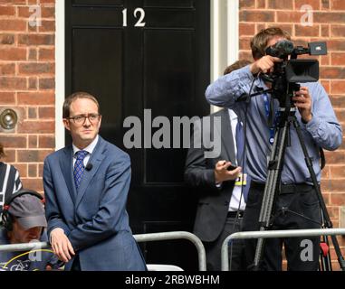 Chris Mason (BBC News Political Editor) in der Downing Street, während US-Präsident Joe Biden den den britischen Premierminister Rishi Sunak am 10. Juli 10. besucht Stockfoto