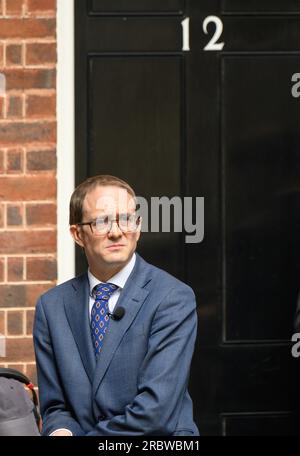 Chris Mason (BBC News Political Editor) in der Downing Street, während US-Präsident Joe Biden den den britischen Premierminister Rishi Sunak am 10. Juli 10. besucht Stockfoto