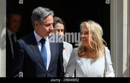 Antony Blinken – USA Außenministerin und Jane Hartley – US-Botschafterin im Vereinigten Königreich, verlässt die Downing Street 10 nach einem Treffen zwischen US-Präsident J. Stockfoto