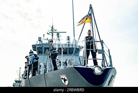 Kiel, Deutschland. 11. Juli 2023. Das Minenschiff "Bad Bevensen" verlässt den Marinehafen von Kiel für einen Einsatz in einer der permanenten NATO-Minenabwehreinheiten. Kredit: Axel Heimken/dpa/Alamy Live News Stockfoto