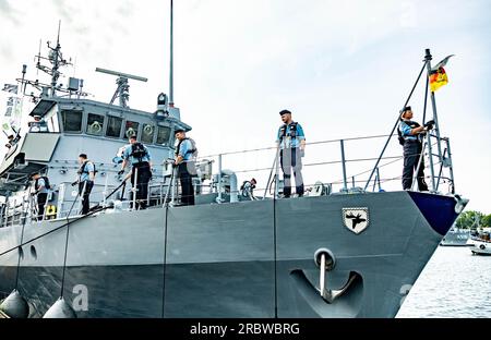 Kiel, Deutschland. 11. Juli 2023. Das Minenschiff "Bad Bevensen" verlässt den Marinehafen von Kiel für einen Einsatz in einer der permanenten NATO-Minenabwehreinheiten. Kredit: Axel Heimken/dpa/Alamy Live News Stockfoto