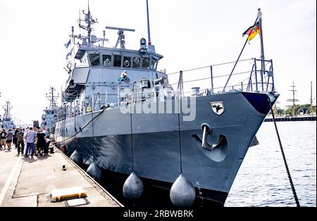 Kiel, Deutschland. 11. Juli 2023. Das Minenschiff "Bad Bevensen" liegt im Marinehafen von Kiel vor, bevor es in einer der permanenten NATO-Minenabwehreinheiten eingesetzt wird. Kredit: Axel Heimken/dpa/Alamy Live News Stockfoto