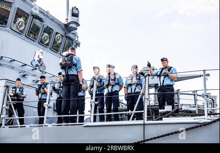 Kiel, Deutschland. 11. Juli 2023. Das Minenschiff "Bad Bevensen" verlässt den Marinehafen von Kiel für einen Einsatz in einer der permanenten NATO-Minenabwehreinheiten. Kredit: Axel Heimken/dpa/Alamy Live News Stockfoto