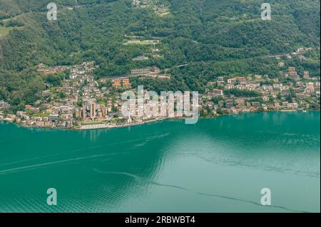 Panoramablick aus der Vogelperspektive auf Campione d'Italia und den Luganer See Stockfoto