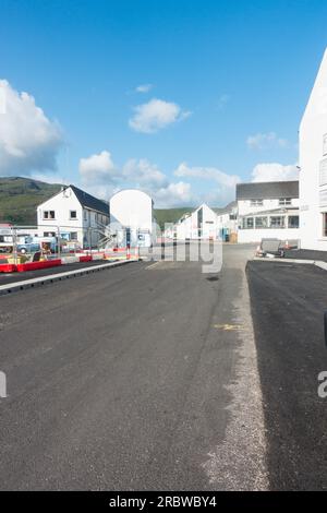 Erweiterung fast abgeschlossen auf der Shore Street A893 in Ullapool, Highland, Schottland, Großbritannien. Stockfoto