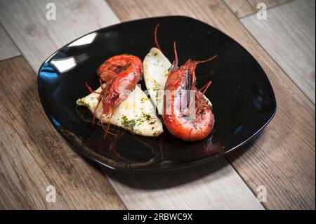 Rote Garnelen und Tintenfisch gegrillt mit Olivenöl, Knoblauch und Petersilie Stockfoto