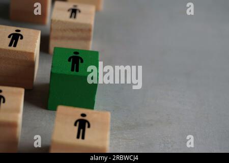 Nahaufnahme eines Personensymbols auf Holzblöcken. Personalbeschaffung, Personalbesetzung, Personalwesen und Einstellungskonzept Stockfoto