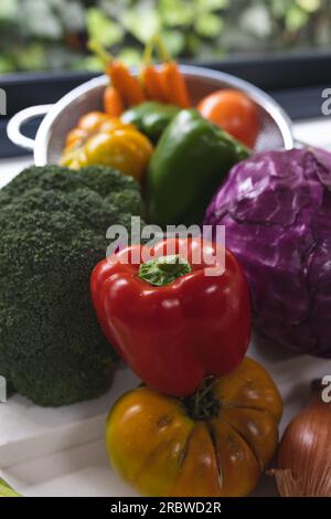 Nahaufnahme von farbenfrohem Gemüse auf der weißen Arbeitsplatte in der Küche Stockfoto