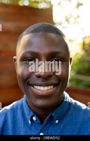 Porträt eines glücklichen afroamerikanischen Mannes in einem Café Stockfoto