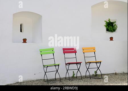 Schallaburg, Niederösterreich, Österreich. 04. Juli 2023. Die Stühle sind in verschiedenen Farben im Schallaburg Stockfoto