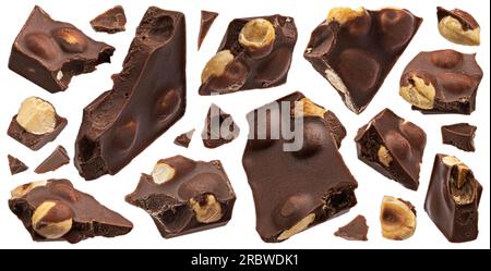 Dunkle Schokoladenstücke mit Haselnuss isoliert auf weißem Hintergrund Stockfoto