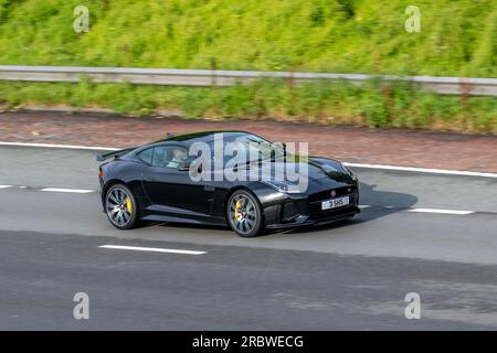 2017 Jaguar F-Type V8 SVR Auto V8 AWD Quickshift Auto Black Car Coupe Benzinmotor 5000 cm3; Fahrt mit hoher Geschwindigkeit auf der Autobahn M6 im Großraum Manchester, Großbritannien Stockfoto