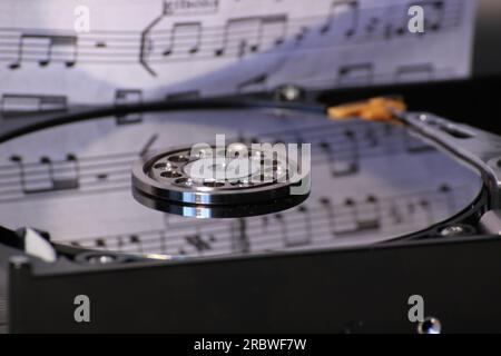 Festplatte mit Reflexion von Noten. Stockfoto