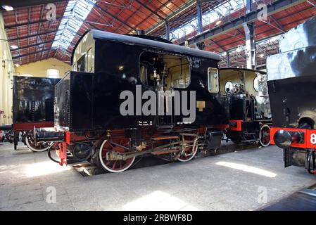 Im National Railway Museum of Pietrarsa, Neapel, Italien, wird eine klassische Dampflokomotive mit vertikalem Heizkessel ausgestellt Stockfoto