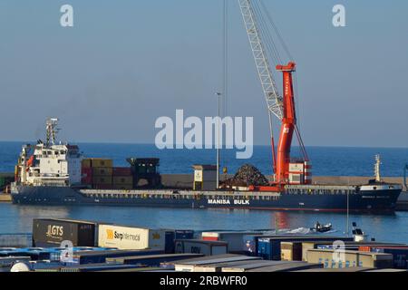 Manisa Matilde, ein nach Portugal zugelassenes allgemeines und Massengutschiff mit 7777 Tonnen, das Fracht im Hafen von Bari (Italien) im Mai 2023 beladen wird Stockfoto