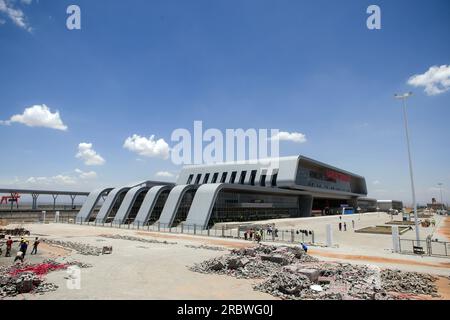 Die Mombasa–Nairobi Standard Gauge Railway, die 2017 fertiggestellt wurde, wurde als erste Etappe der Kenya Standard Gauge Railway gebaut. Es handelt sich um ein Standardmaß Stockfoto