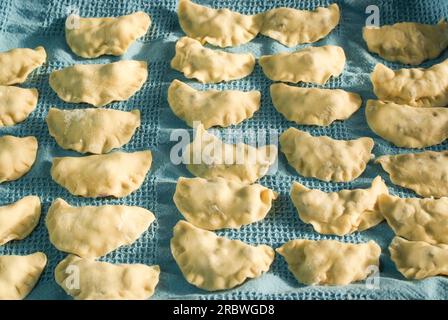 Schritt für Schritt zu Hause Blaubeerknödel pierogi varenky machen. Zubereitung von traditionellem Sommerpolitur oder ukrainischem Gericht mit Mehl und Früchten Stockfoto