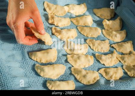 Schritt für Schritt zu Hause Blaubeerknödel pierogi varenky machen. Zubereitung von traditionellem Sommerpolitur oder ukrainischem Gericht mit Mehl und Früchten Stockfoto