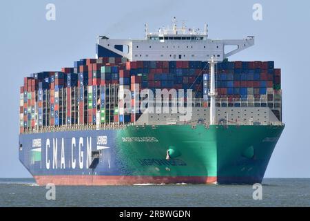 LNG-betriebener Ultra-Großcontainer (Kapazität 24,000 Container) CMA CGM TROCADERO vorbei an Cuxhaven Stockfoto