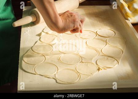 Schritt für Schritt zu Hause Blaubeerknödel pierogi varenky machen. Zubereitung von traditionellem Sommerpolitur oder ukrainischem Gericht mit Mehl und Früchten Stockfoto