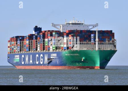 LNG-betriebener Ultra-Großcontainer (Kapazität 24,000 Container) CMA CGM TROCADERO vorbei an Cuxhaven Stockfoto