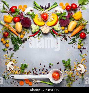 Konzept gesunder Gemüse- und Hülsensuppen. Gelbe Erbsensuppe, roter Borschtsch mit Bohnen und grüner Brokkoli mit Linsensuppe. Draufsicht. Stockfoto