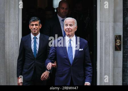 London, Großbritannien. 10. Juli 2023. Joe Biden (Joseph Robinette Biden Jr.), Präsident der Vereinigten Staaten von Amerika, wird von Rishi Sunak, Premierminister des Vereinigten Königreichs, in der Downing Street 10 begrüßt, beide erscheinen nach kurzen Treffen wieder, und Herr Biden verlässt die Downing Street in der Autokolonne. Biden besucht Großbritannien, um den Premierminister und später König Charles zu treffen, bevor er auf dem NATO-Gipfel in Litauen reist. Kredit: Imageplotter/Alamy Live News Stockfoto