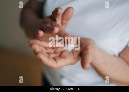 Eine Erntemädchen, die Muscheln an den Händen zeigt Stockfoto