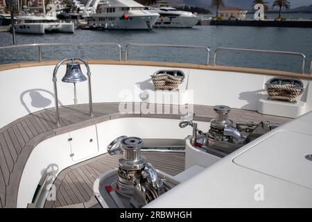 Tivat, Montenegro - Ankerwinden und Schiffsglocke, die vor einer Luxusmotoryacht in der Marina von Porto Montenegro befestigt sind Stockfoto