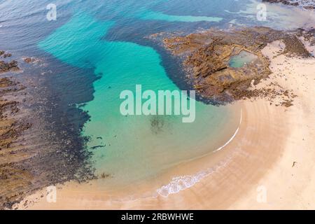 Luftaufnahme einer abgeschiedenen Küstenbucht mit türkisfarbenem Wasser und einem Sandstrand am Cape Paterson in Gippsland, Victoria, Australien Stockfoto