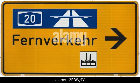 Deutsches Straßenschild, das den Weg zur nächsten Autobahn, zum Industriegebiet und zu allgemeinen Fernverkehrsstraßen zeigt. Stockfoto