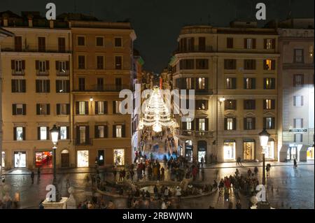 Via Condotti, Piazza di Spagna und Barcaccia-Brunnen, Rom, Latium, Italien, Europa Stockfoto