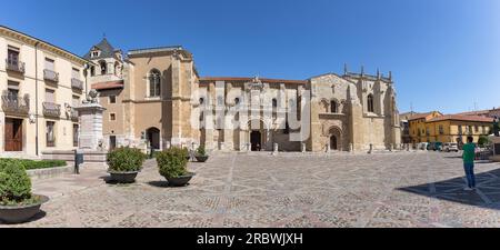 León Spanien - 07 04 2021 Uhr: Panoramablick auf den Platz San Isidoro in der Innenstadt von Léon mit verschiedenen berühmten Denkmälern, San Isidoro Basílica und Mu Stockfoto