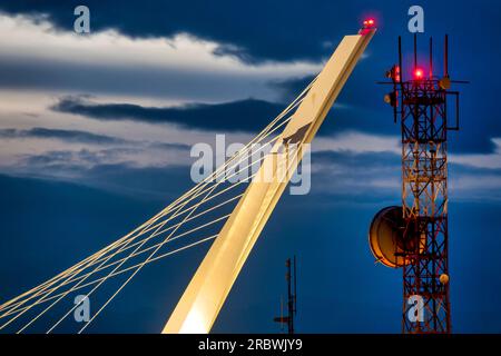 Detail der Ennio Flaiano Brücke und des Radio Tower, Pescara, Italien Stockfoto