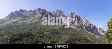 Panoramablick auf den Picos de Europa oder den Gipfel Europas, eine Bergkette, die sich über 20 km erstreckt und Teil des Kantabrischen Gebirges in Nor ist Stockfoto