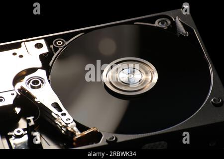 Festplatte auf schwarzem Hintergrund. Stockfoto