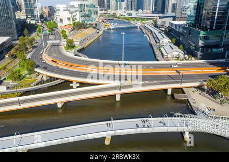 Luftaufnahme von Straßen und Brücken, die einen innerstädtischen Fluss in den Docklands in Melbourne, Victoria, Australien überqueren Stockfoto