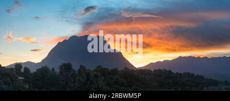 Wunderschöne Landschaft mit farbenfrohem Sonnenuntergang auf dem Kalksteinberg Doi Luang Chiang Dao, Chiang Dao, Chiang Mai, Thailand Stockfoto