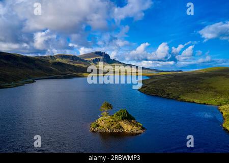 Großbritannien, Schottland, Isle of Skye, Old man of Storr und Loch Fada Stockfoto