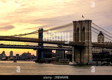 New York, USA - 13. April 2023: Brooklyn Bridge am Abend. Stockfoto