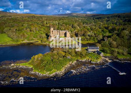 Vereinigtes Königreich, Schottland, Isle of Skye, Loch Dunvegan, Dunvegan Castle, Die Festung des Clans MacLeod seit dem 13. Jahrhundert Stockfoto